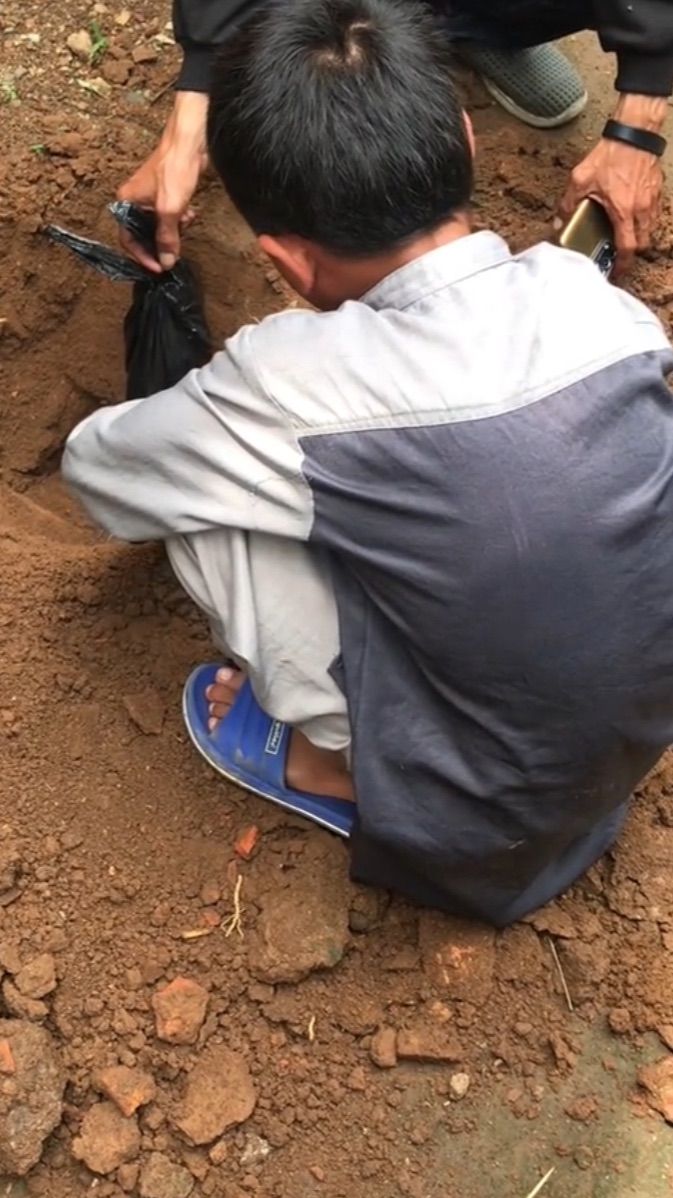 Viral Momen Bocah Laki-Laki Lantunkan Azan saat Penguburan Ari-Ari Bayi, Suaranya Dipuji Warganet