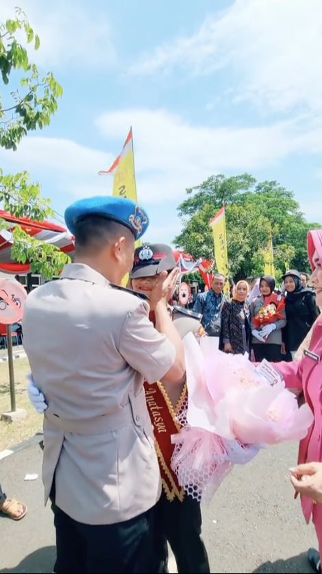 Tak Ada Tamparan & Pukulan, Momen Ayah Polisi Datangi Pelantikan Sang Putri Jadi Polwan Penuh Kecupan