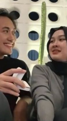 Momen Lucu Pria Lamar Kekasihnya Ini Viral, Respon Wanita Curi Perhatian