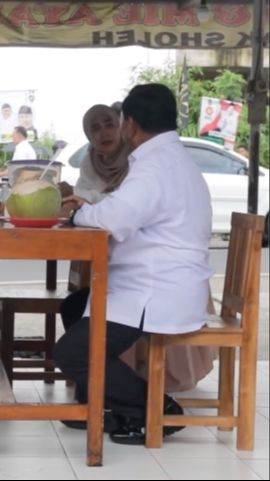 Jokowi dan Prabowo Lagi Ngebakso, Mendadak Muncul Wanita Izin Ambil Sesuatu