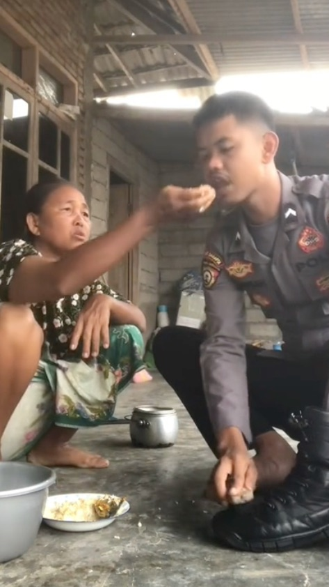 Viral Momen Polisi Disuapi Makanan oleh Ibunya, Aksinya Curi Perhatian