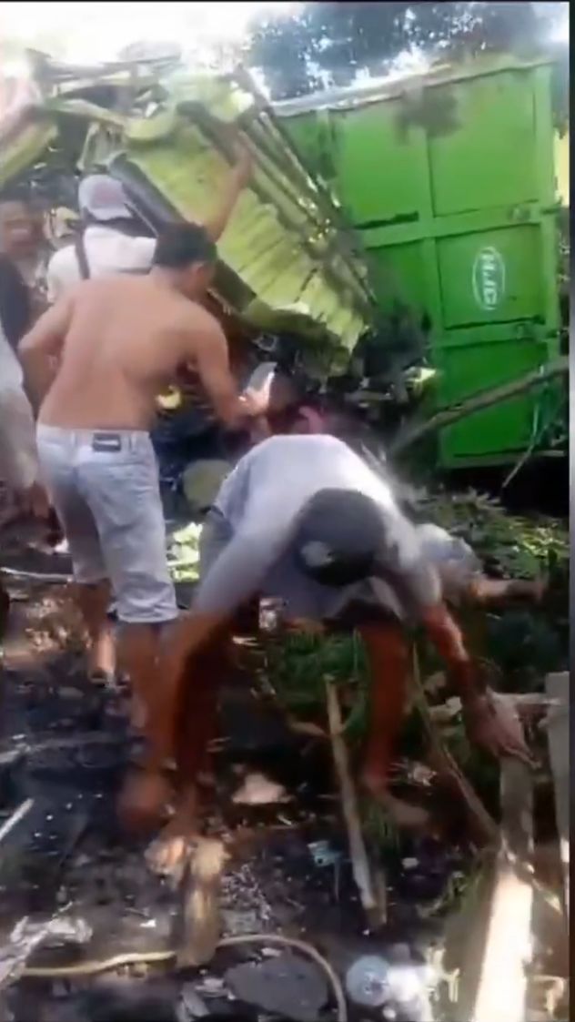 Truk Tronton Seruduk 4 Kendaraan hingga Masjid di Lumajang, 1 Orang Tewas dan 2 Luka Parah