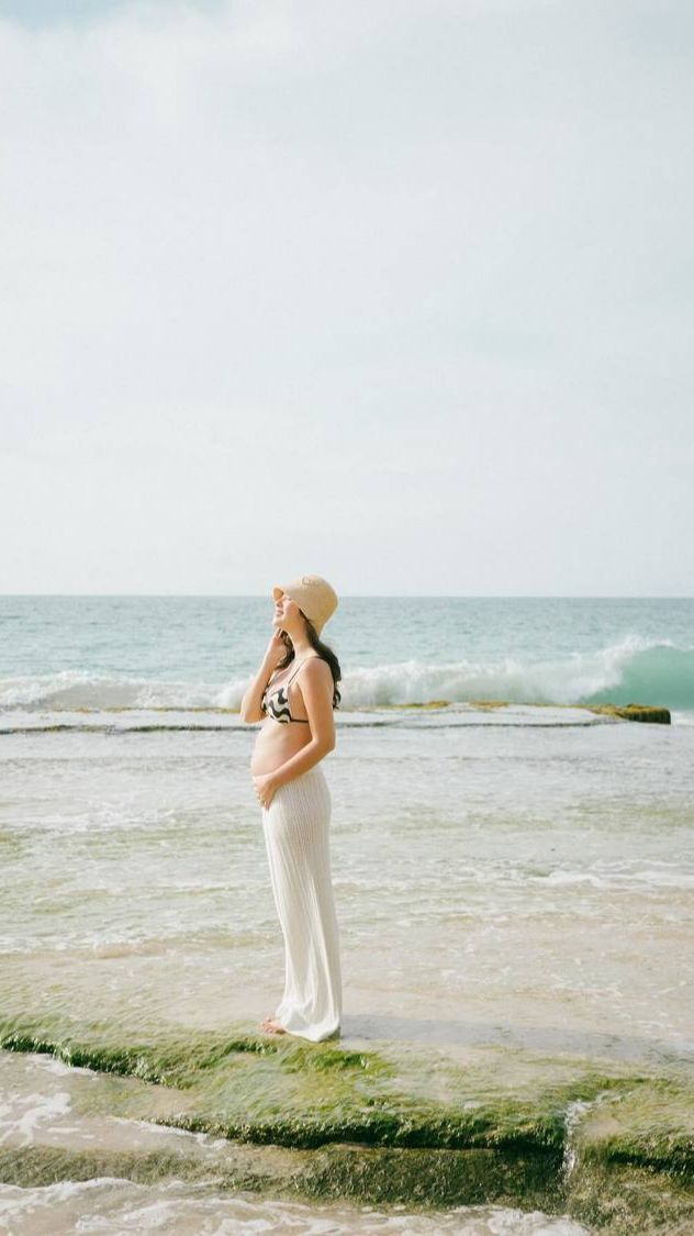 Pakai Bikini Top, 8 Foto Bumil Cantik Pamela Bowie Pamer Bare Baby Bump Yang Makin Besar