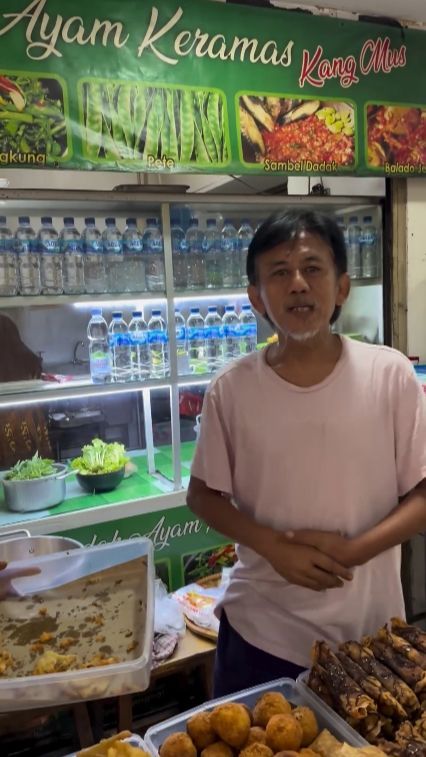 Banting Setir, 8 Foto Epy Kusnandar Yang Tak Malu Berjualan di Warung Makan Demi Bayar Utang