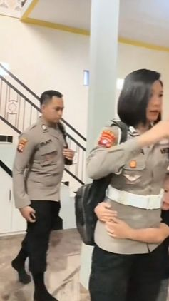 Sama-sama Berdinas di Kepolisian, Pasangan Suami Istri Ini Kompak Kerja Sama saat di Rumah Sang Suami Cuci Piring