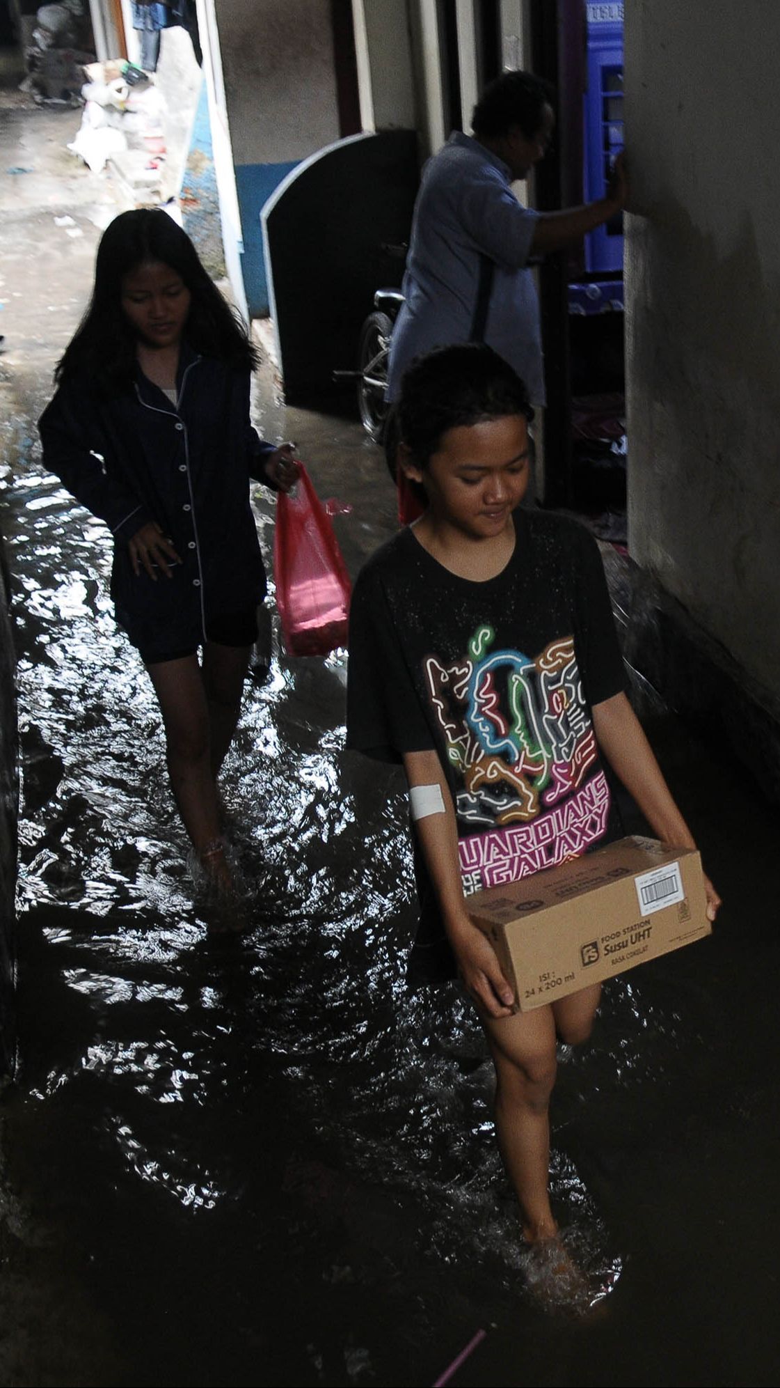 FOTO: Diguyur Hujan Semalaman, Permukiman di Rawa Terate Cakung Terendam Banjir 30 Cm