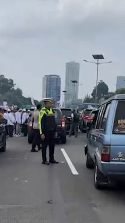 Demo Kepala Desa Depan Gedung DPR Ricuh, Jalan Gatot Subroto dan Tol Dalam Kota Lumpuh