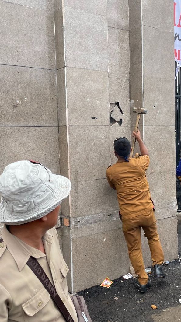 Demo Apdesi di DPR Memanas, Massa Rusak Pagar sampai Lempari Polisi Pakai Batu