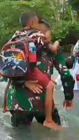 Kisah Heroik Anggota TNI Bantu Siswa SD Seberangi Sungai Menuju Sekolah di Halmahera Barat