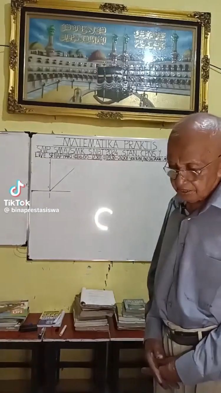 Kakek Ini Mengajar Matematika Lewat Tiktok, Aksinya Viral