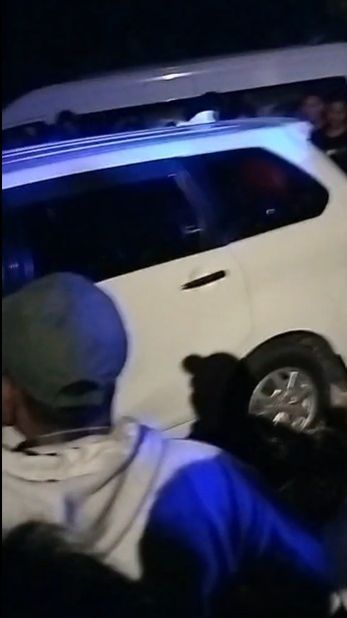 Viral Dani & Wisnu 'Ngumpet' di Dalam Mobil Dikepung Warga Usai Ancam Sopir Pakai Senjata, Netizen: Kasih Jera Itu Begal