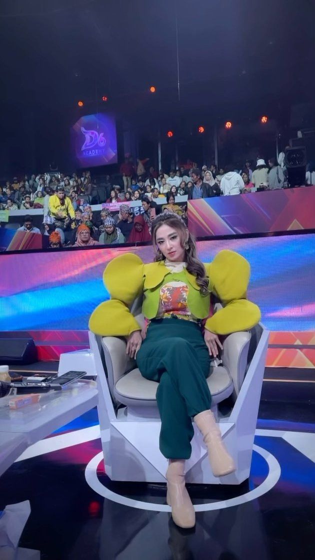 Dewi Perssik Kegirangan Sampai Tepuk Tangan Dibilang I Love oleh Aldi Taher di Atas Panggung D'Academy 6