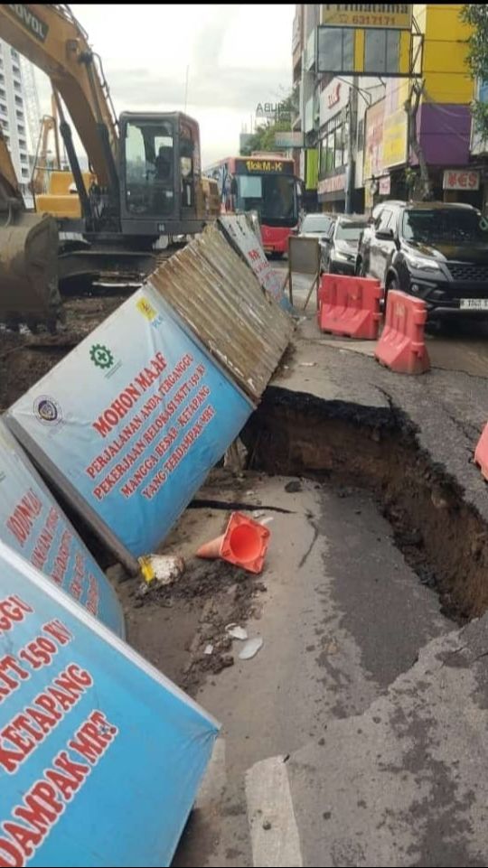 Viral Jalan Amblas di Olimo Jakarta Barat, Ini Pengalihan Tiga Rute TransJakarta