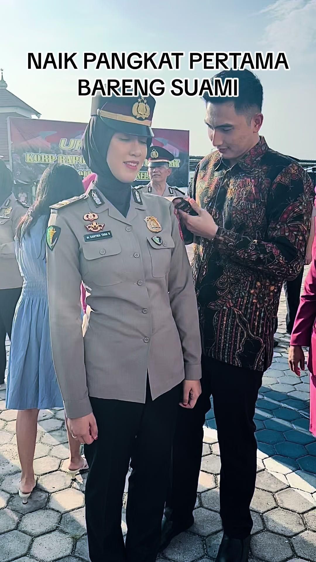 Sweet Banget, Polwan Perwira Pertama Kali Naik Pangkat Bareng Suami Disiram Air Kembang