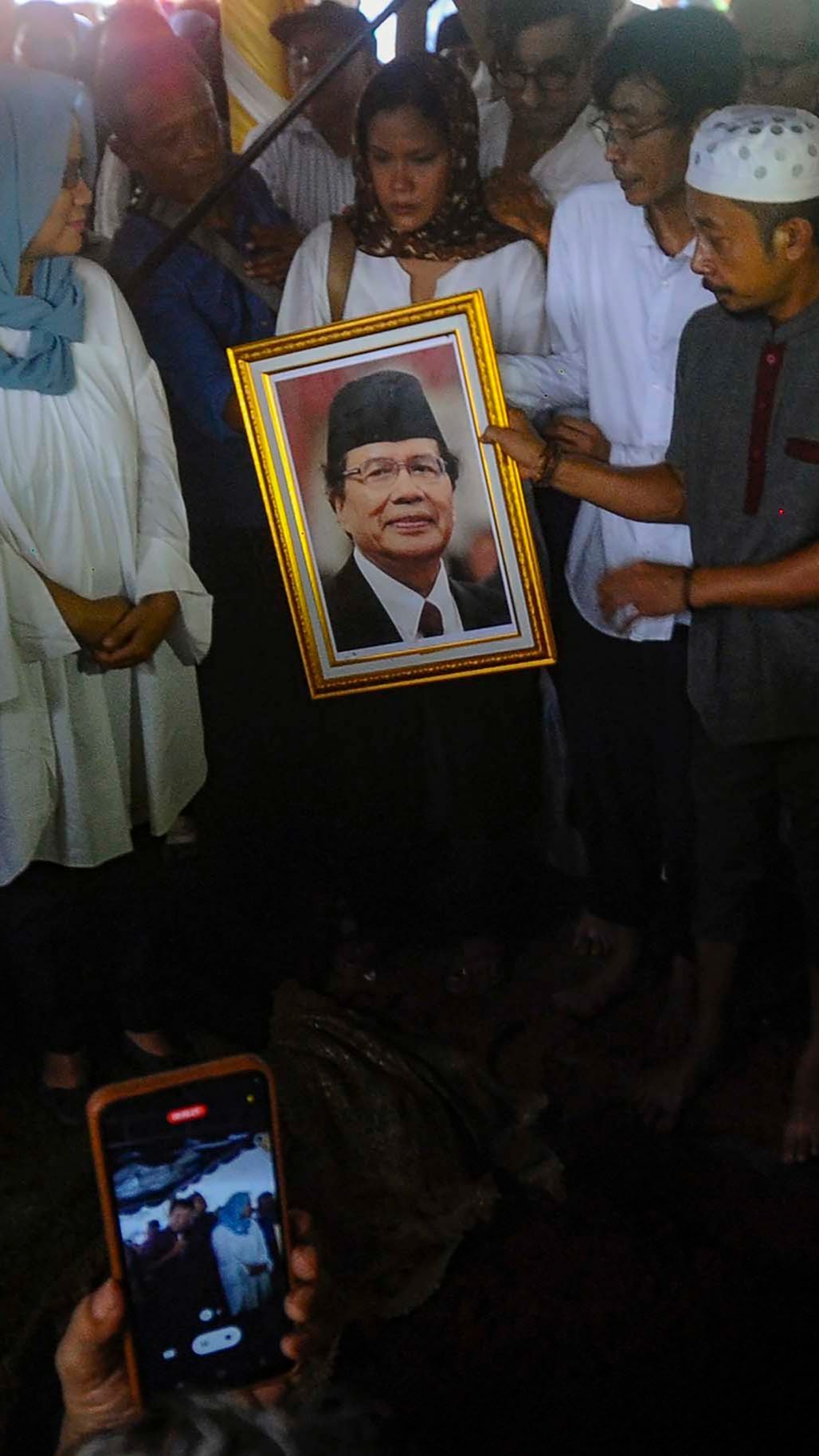 FOTO: Suasana Pemakaman Rizal Ramli yang Berlangsung Sederhana Tanpa Upacara Kenegaraan