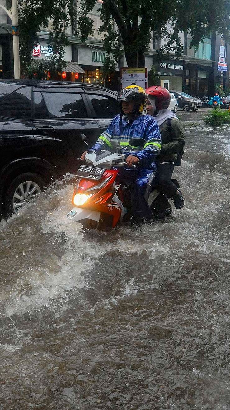 FOTO: Penampakan Banjir Rendam Jalan Kemang Raya, Lalu Lintas Tersendat