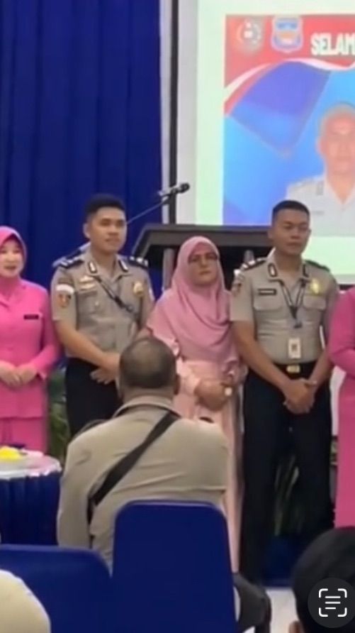 Tampil Beda Tanpa Ajak Bayangkari, Momen Polisi Naik Pangkat Ajak Sang Ibu Ini Viral