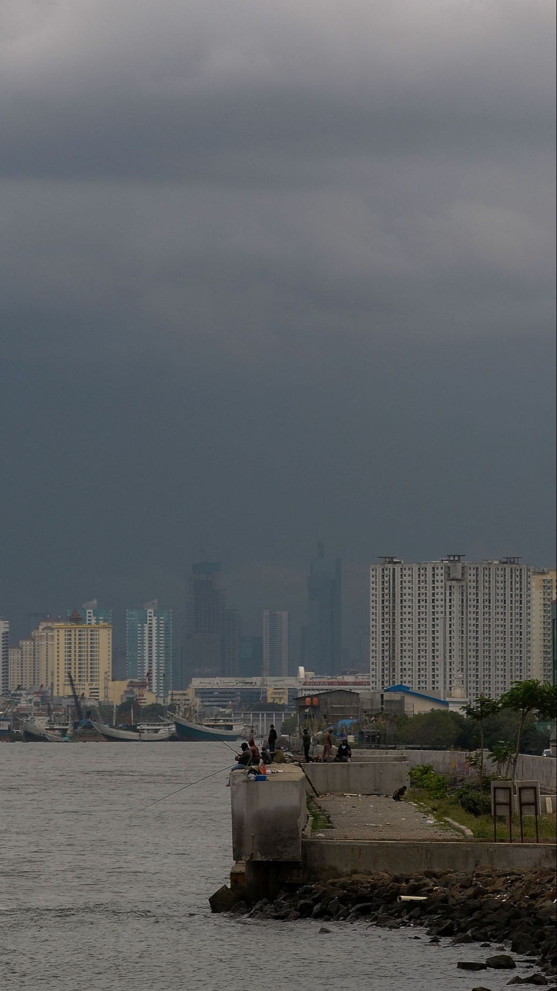 FOTO: Penampakan Awan Gelap Selimuti Langit Jakarta yang Diprediksi BMKG Bakal Ada Cuaca Ekstrem Sepekan ke Depan