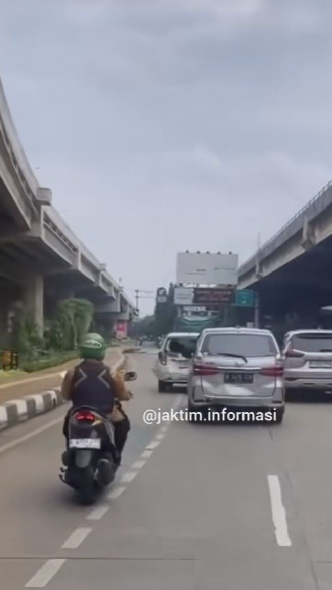 Aksi Kejar-Kejaran Mobil Dekat Gerbang Tol Pedati Bak di Film, Bodi Penyok dan Kaca Pecah