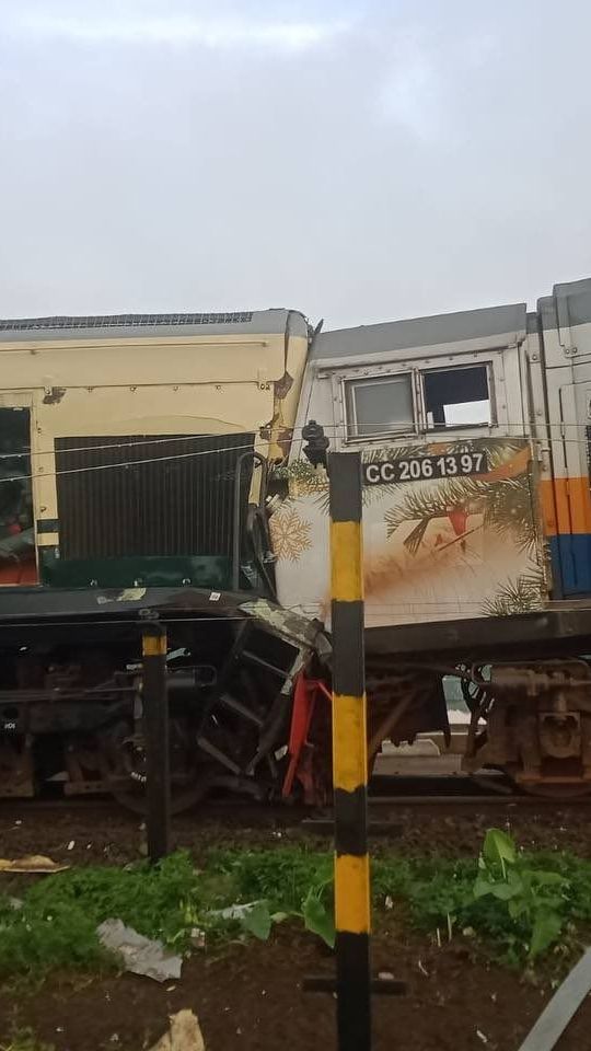 Tabrakan Kereta di Bandung, Kondisi Masinis Masih Terjepit