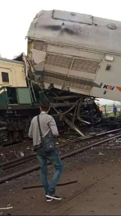 Kereta Tabrakan di Bandung, KA Turangga 'Adu Banteng' dengan KA Lokal