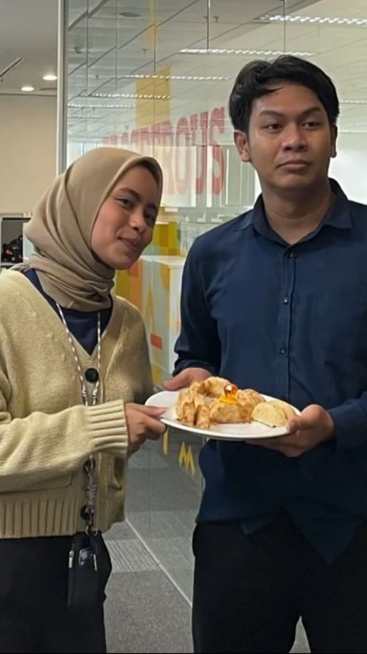 Viral Pria Diduga Lamar Sang Kekasih di Kantor dengan Adu Pantun, Aksinya Bikin Ngakak