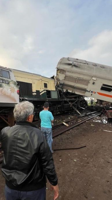 Evakuasi Tabrakan KA Turangga Dan Kereta Bandung Raya, 3 Orang ...