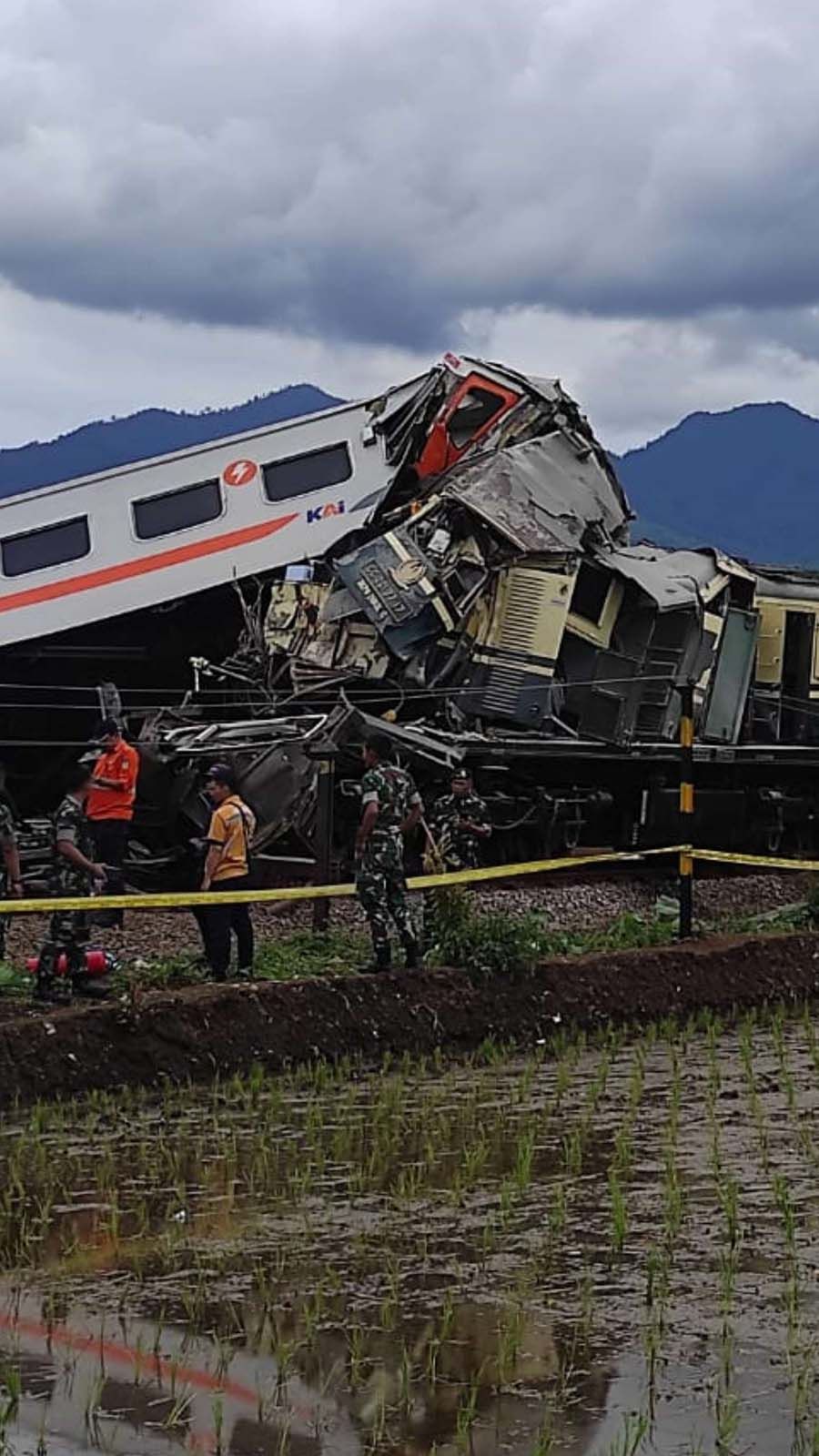 FOTO: Begini Kondisi KA Turangga dan KA Bandung Raya Usai Tabrakan Maut di Cicalengka Bandung