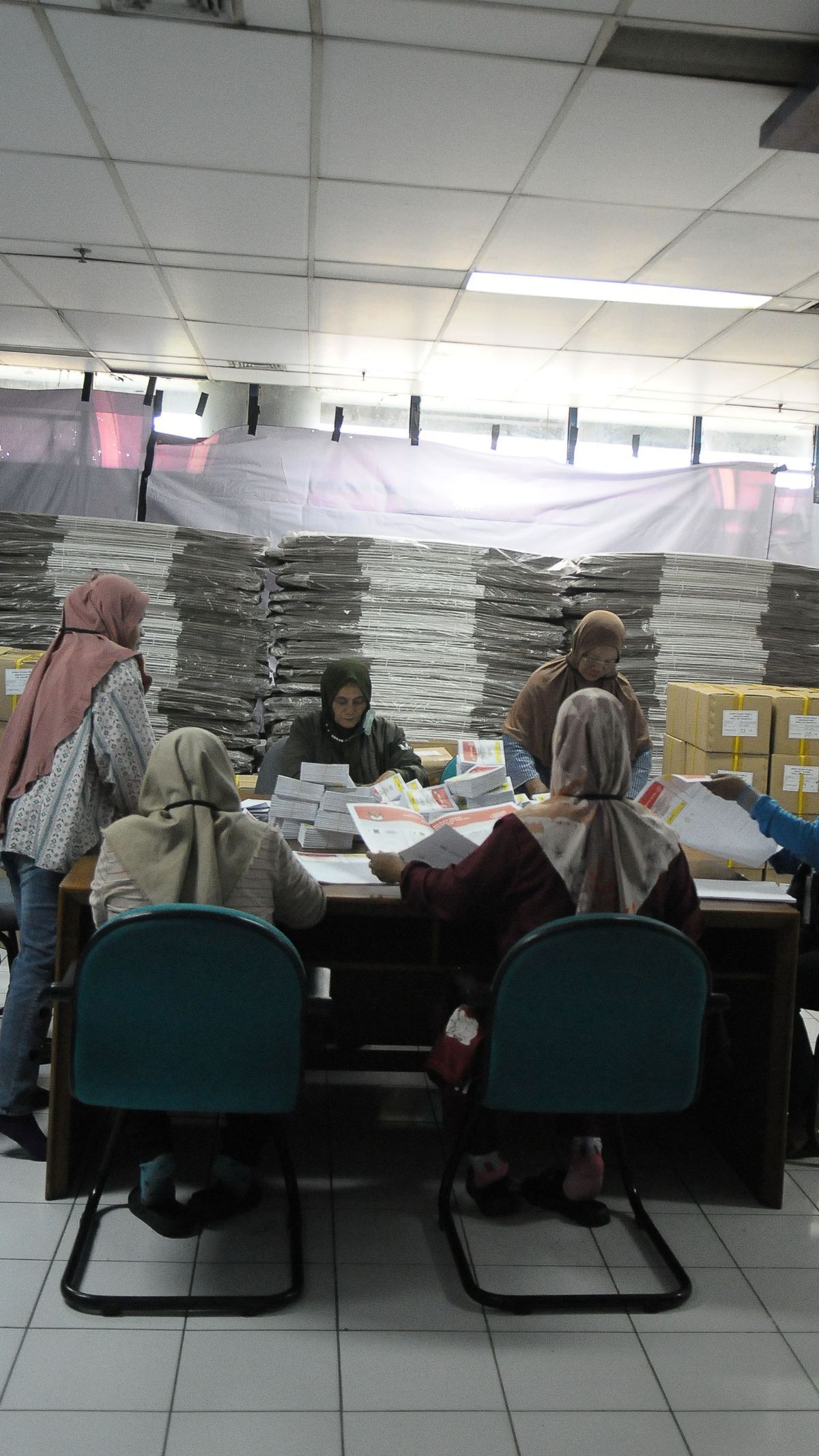 FOTO: Segini Bayaran Pekerja yang Sortir dan Lipat Surat Suara Pemilu 2024