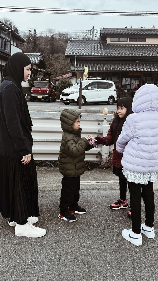 Potret Kompak Natasha Rizky dan Desta Bersama Anak-anak Liburan di Jepang, Asyik Banget Main Salju