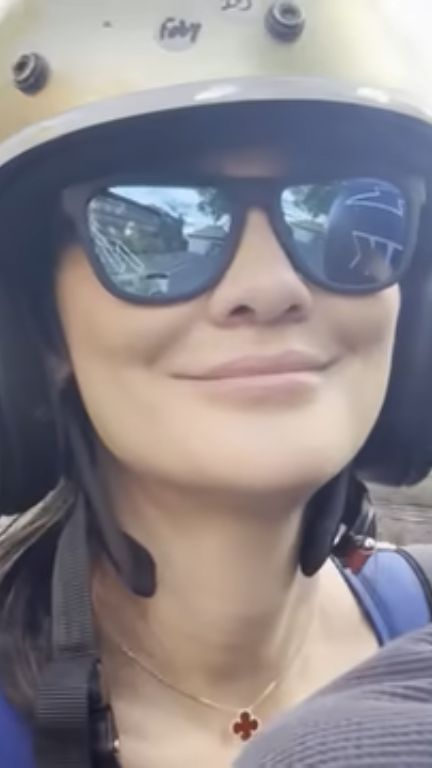 Potret Luna Maya dan Maxime Bouttier Jalan-jalan di Bali Naik Motor, So Sweet Banget!