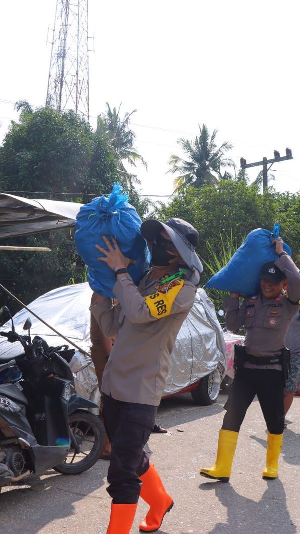 Usai Sosialisasi Pemilu, Kapolres Rohil Angkat Barang Warga Saat Evakuasi Korban Banjir