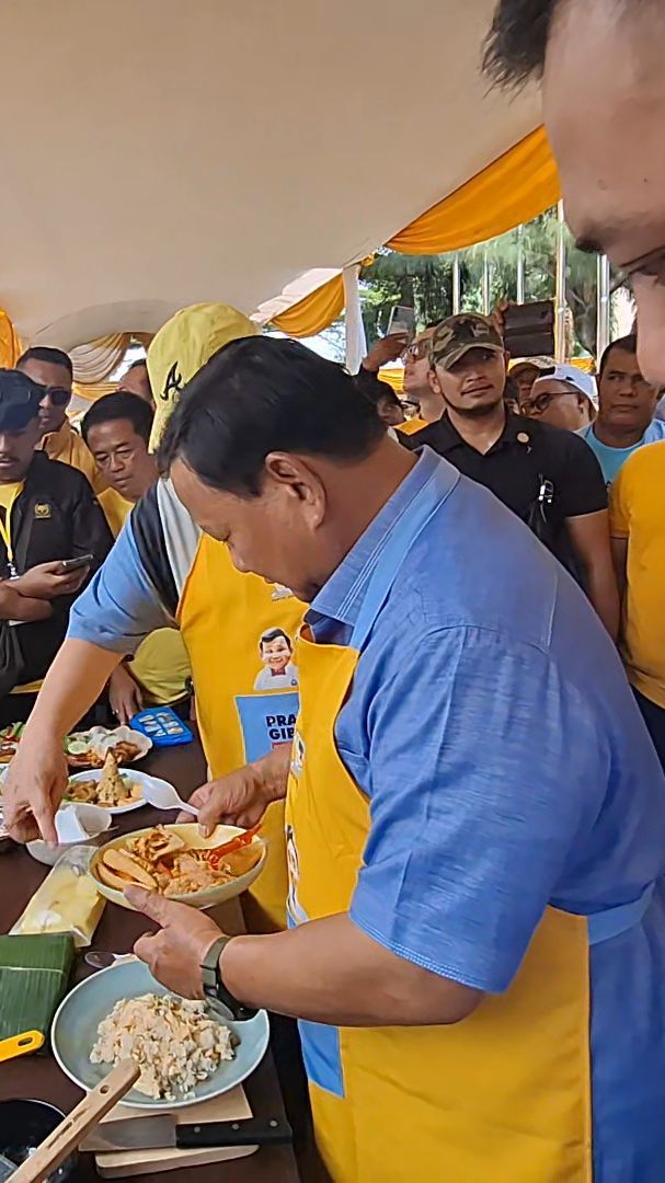 Didampingi Airlangga, Prabowo Masak Nasi Goreng di Stadion Pakansari