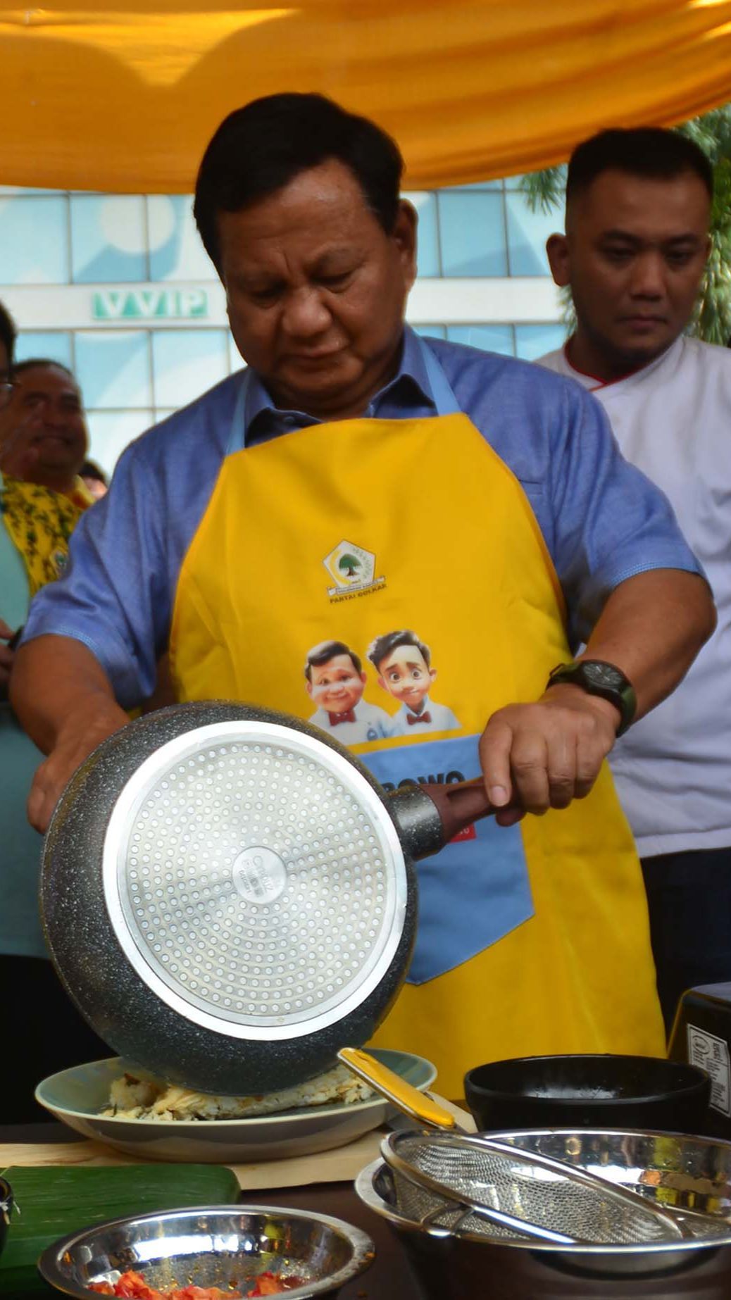 FOTO: Gaya Prabowo Bikin Nasi Goreng Saat Hadiri Lomba Masak Partai Golkar