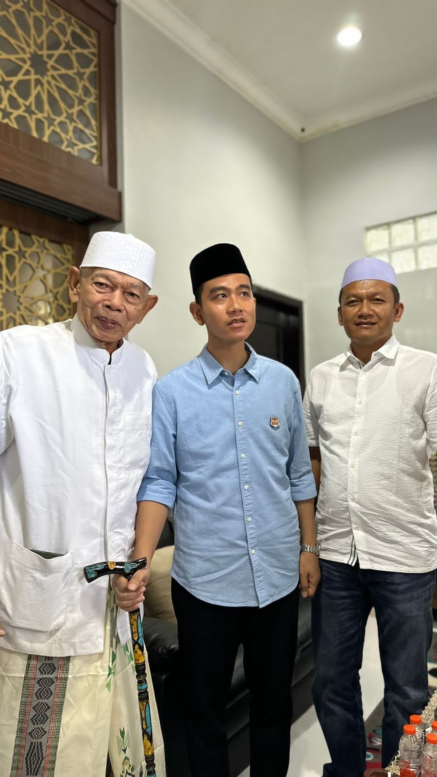 Gibran Sowan ke Ulama Sepuh Cirebon Ayib Thohir, Minta Doa Supaya Jalan Dipermudah