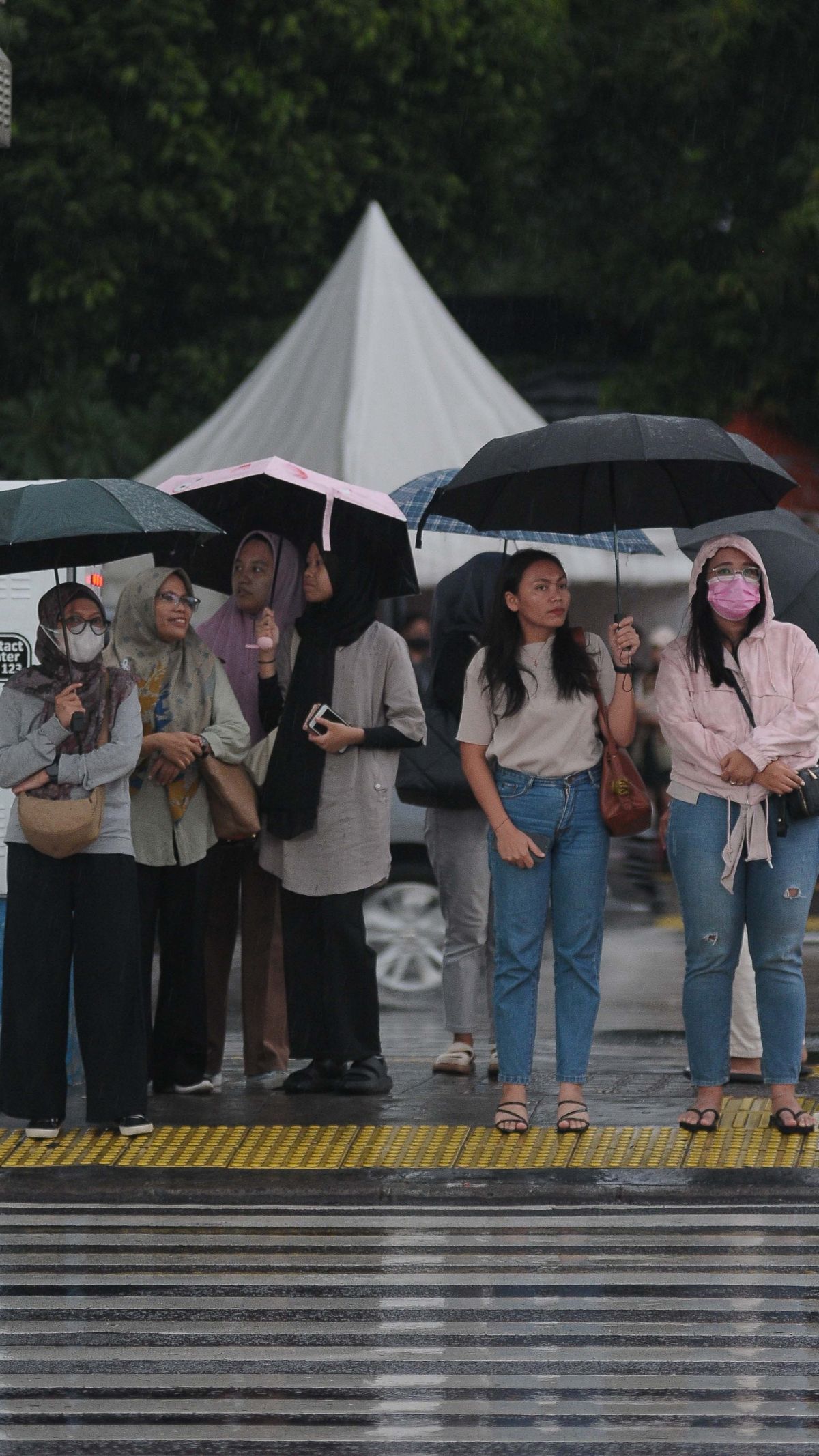 FOTO: Waspada Potensi Hujan Disertai Petir dan Angin Kencang di DKI Jakarta