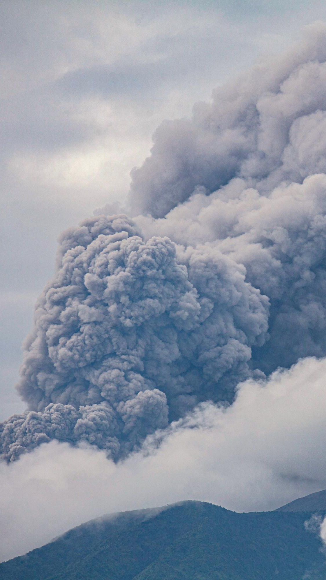 Gunung Marapi Kembali Erupsi Hingga Terdengar Suara Dentuman & Gemuruh, Warga Keluhkan Tak Ada Peringatan Dini