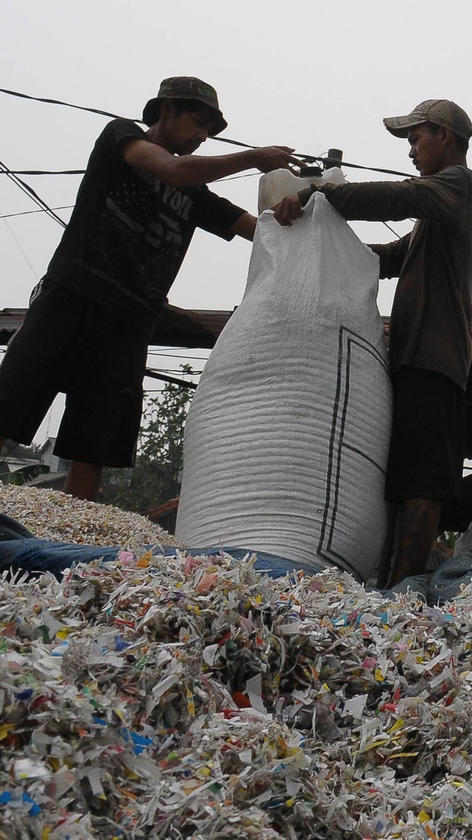 Inovasi BUMN Semen Atasi Krisis Lingkungan, Olah Sampah Jadi Wayang dan Paving Block