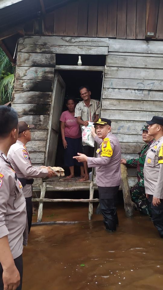 Kapolsek Mandau Basah-basahan Bawa Sembako ke Lokasi Banjir