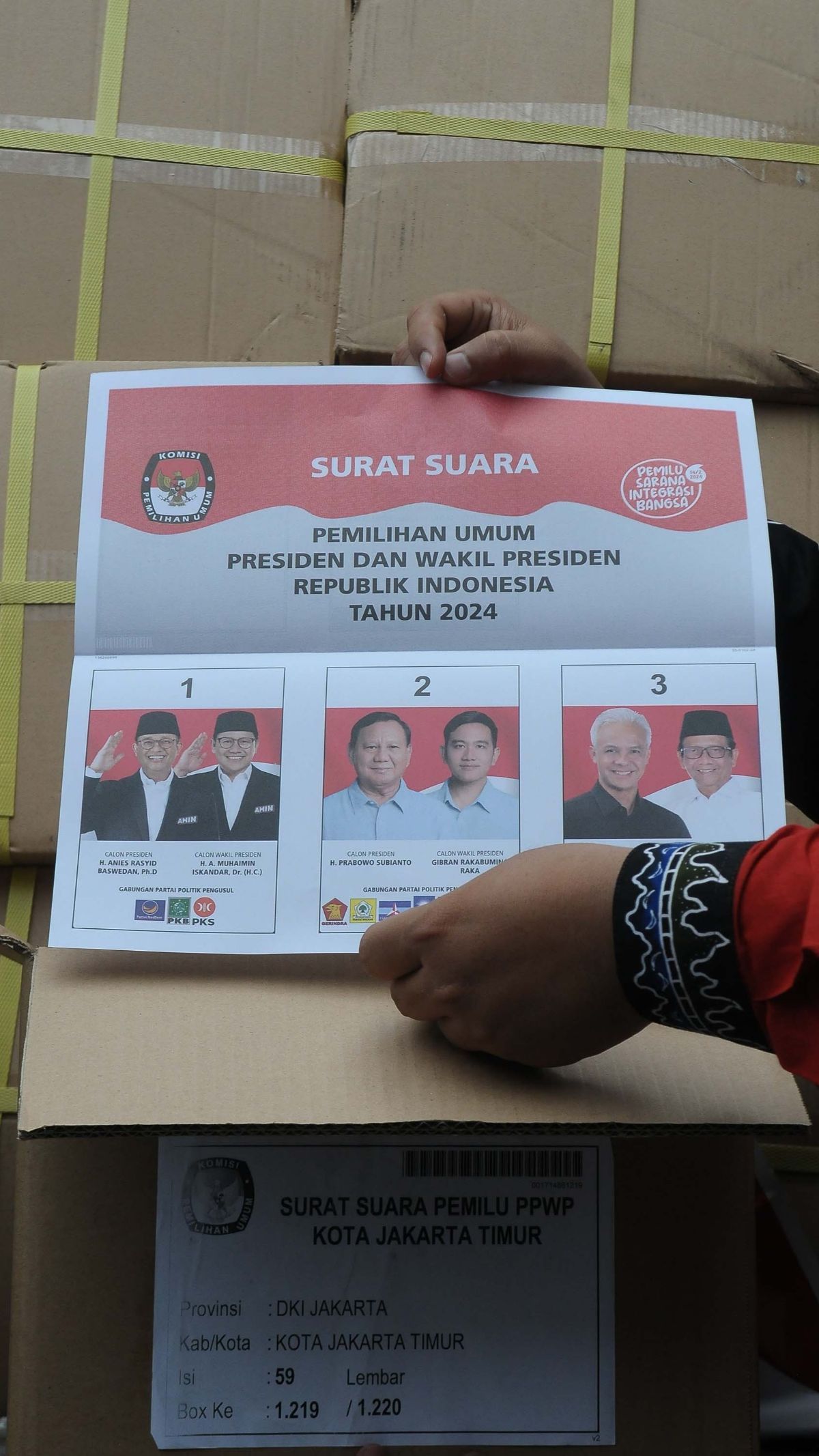 FOTO: Tiba di Gudang Logistik Pulogadung, Ini Penampakan Lembaran Surat Suara Capres dan Cawapres untuk Pemilu 2024