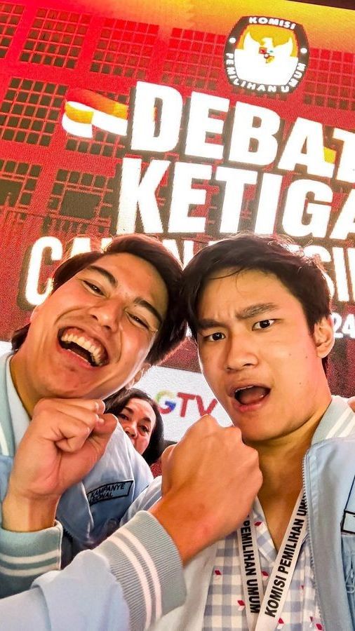 Intip Potret El Rumi dan Azka Corbuzier Nonton Debat Capres Ketiga, Deddy Corbuzier 'Jangan Ribut Nanti Kelahi'