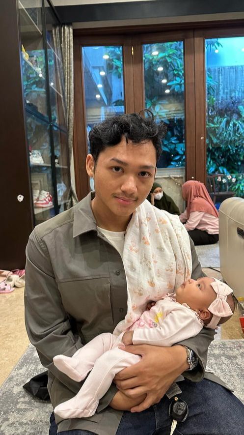 Potret Azriel Hermansyah Gendong Anak Aurel 'Udah Cocok Belum', Langsung jadi Sorotan