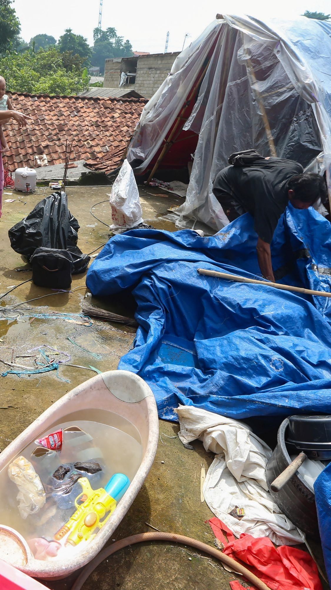 FOTO: Antisipasi Banjir Musiman, Warga Pejaten Timur Dirikan Tenda Darurat di Atas Rumah