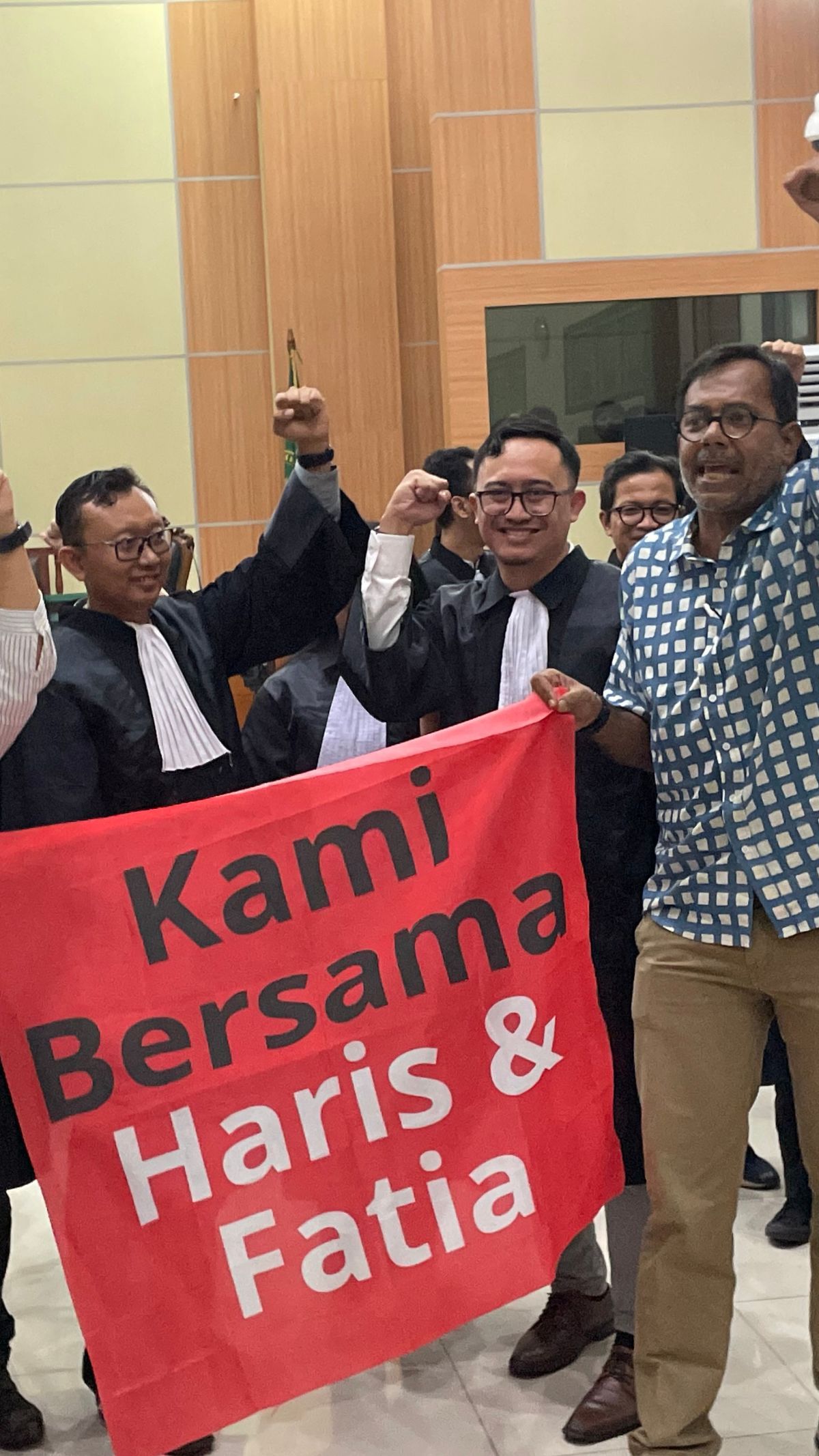 Haris Azhar Teriak Usai Divonis Bebas: Kita Menang, Hancurkan Oligarki