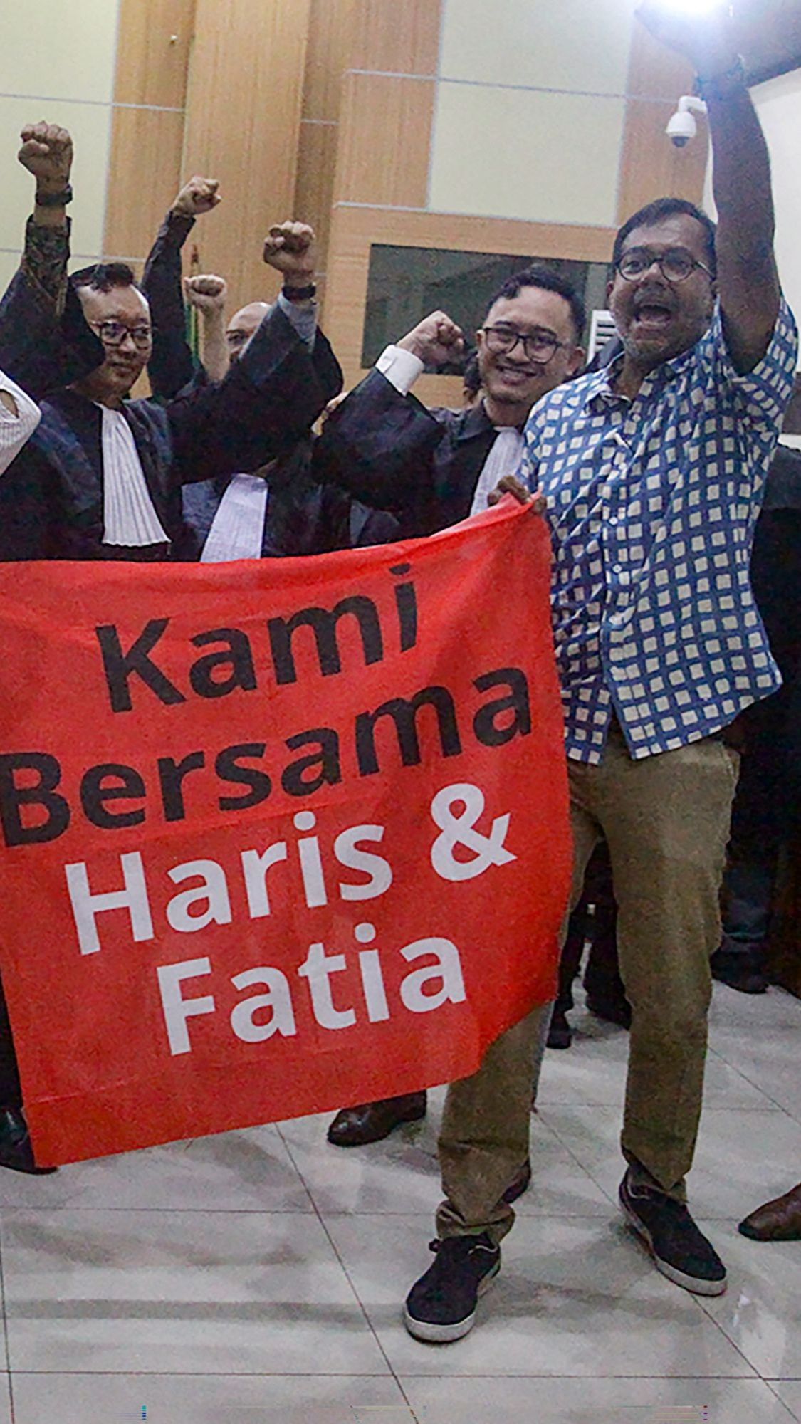 FOTO: Selebrasi Haris-Fatia Usai Hakim Vonis Bebas dari Kasus Pencemaran Nama Baik Luhut Panjaitan