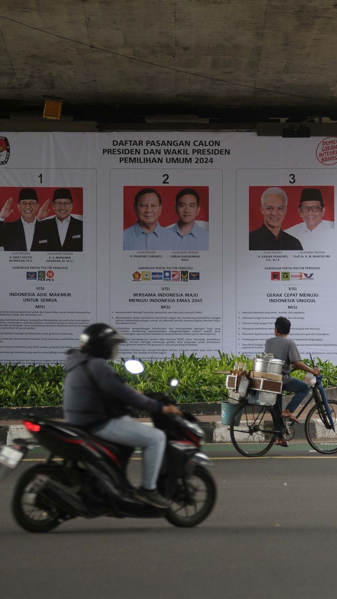 FOTO: Penampakan Surat Suara Pilpres 2024 Raksasa Hiasi Perempatan Kuningan-Mampang