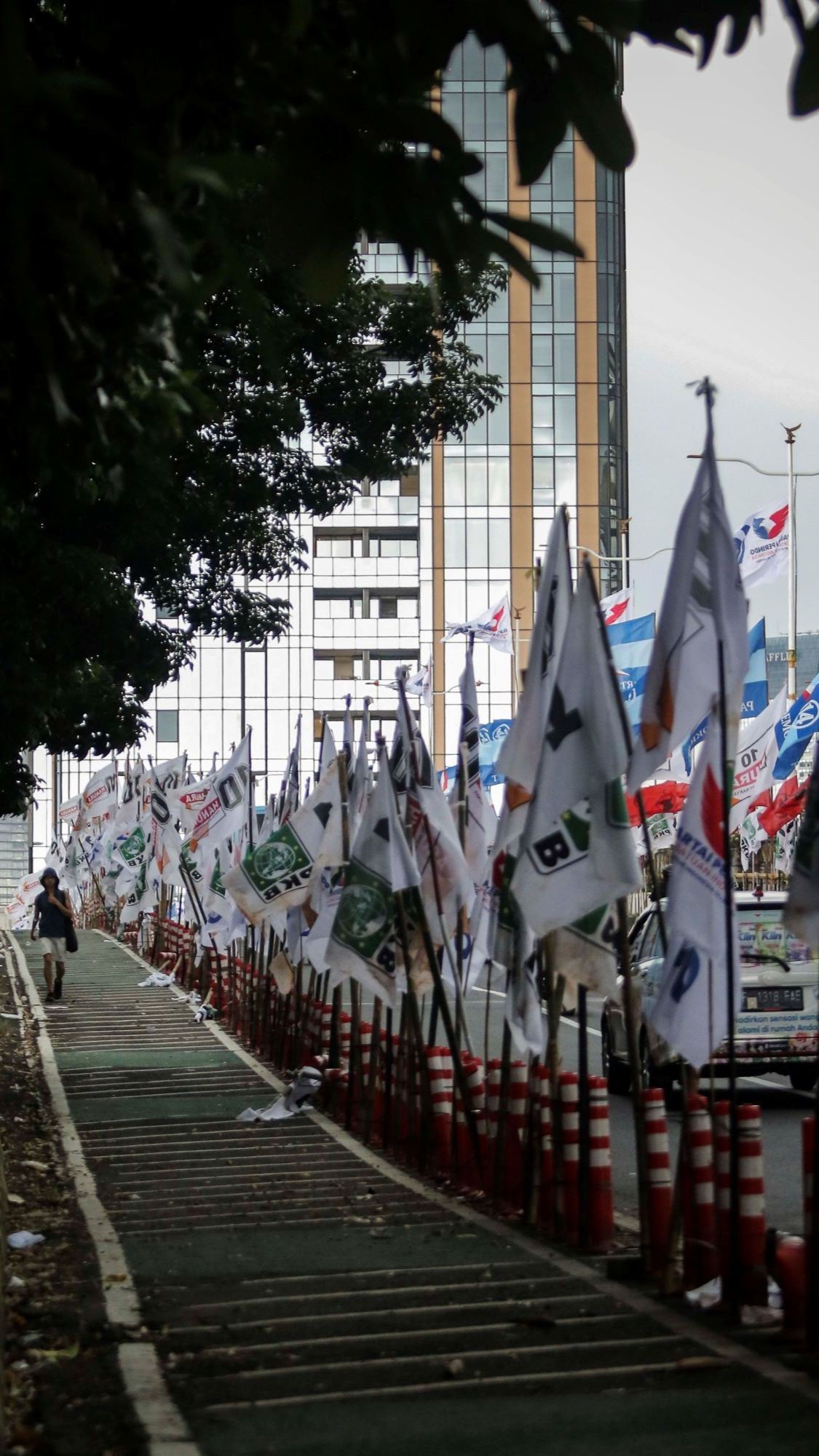 FOTO: Alat Peraga Kampanye Melunturkan Keindahan Pemandangan Ibu Kota Jakarta