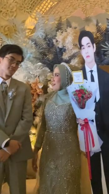 Viral Pengantin Wanita Dapat Kado Standee Taehyung di Pelaminan, Reaksi Suami Jadi Sorotan