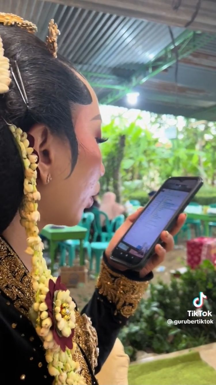 Viral Pengantin Wanita Tetap Bekerja di Hari Pernikahannya, Bikin Suami Tepuk Jidat