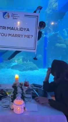 Mengira Hanya Diajak Makan Romantis sambil Lihat Ikan, Wanita Ini Kaget saat Dilamar Kekasih